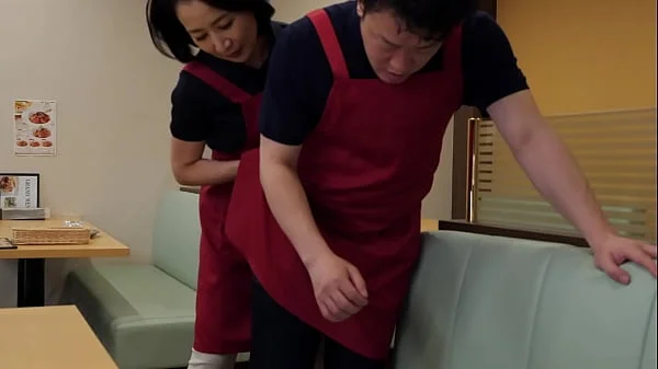 若い男性の精子が欲しくてファミレスで働く性欲旺盛なパート奥様と中出しセックス　瀬尾礼子